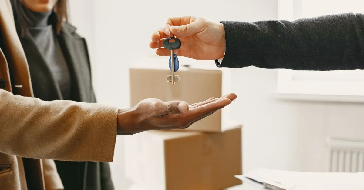 Un nouveau propriétaire reçoit les clés de sa nouvelle maison, symbolisant un nouveau départ.