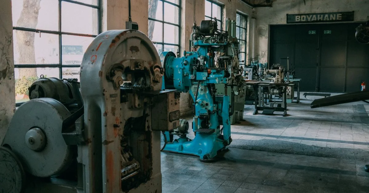 Intérieur d'une ancienne usine présentant des machines et équipements d'époque.