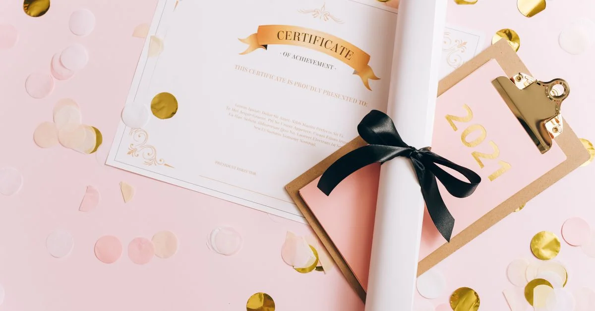 Un diplôme enroulé avec un certificat de réussite entouré de confettis, parfait pour des thèmes de graduation.