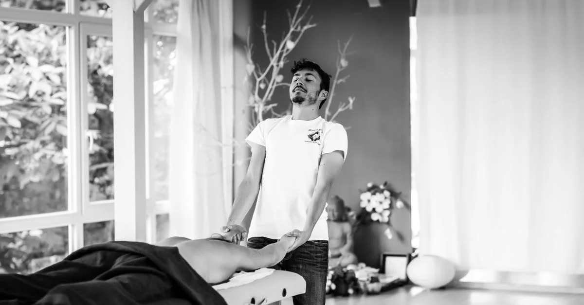 Une séance de massage relaxante axée sur le bien-être et la tranquillité dans un cadre serein.