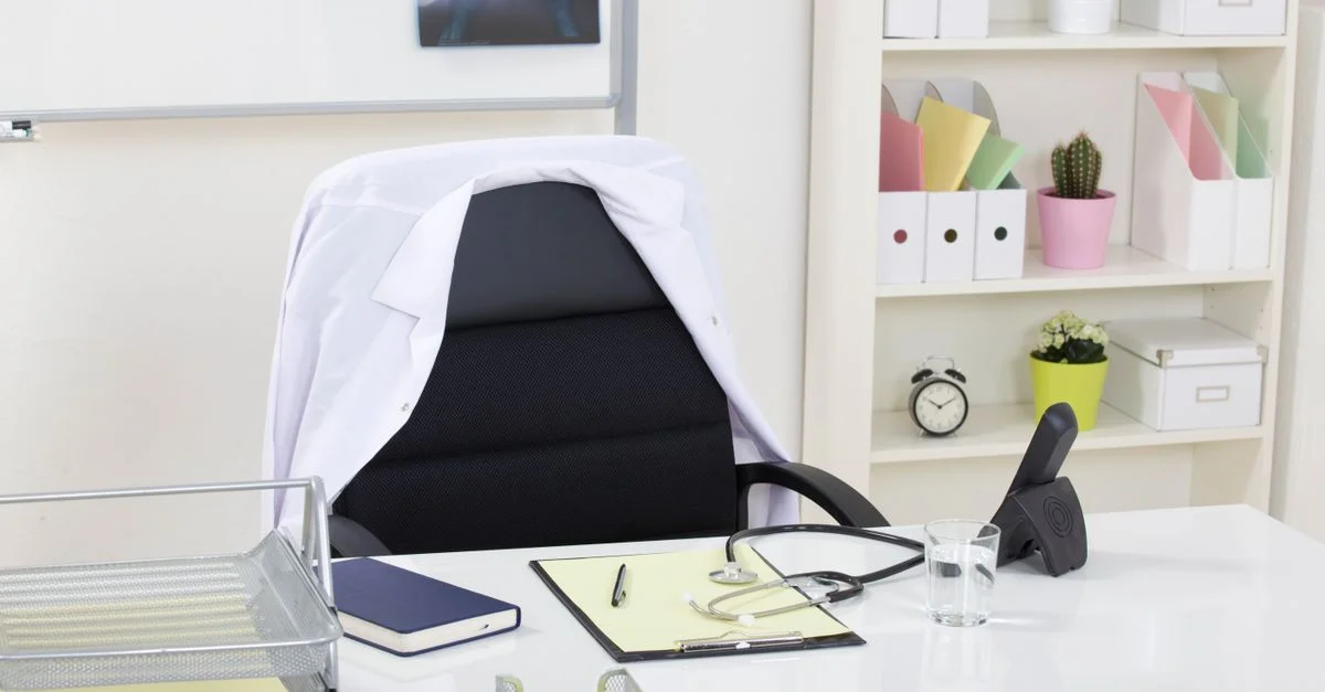 Un bureau médical propre et organisé avec un stéthoscope sur le bureau, symbolisant le professionnalisme en santé.