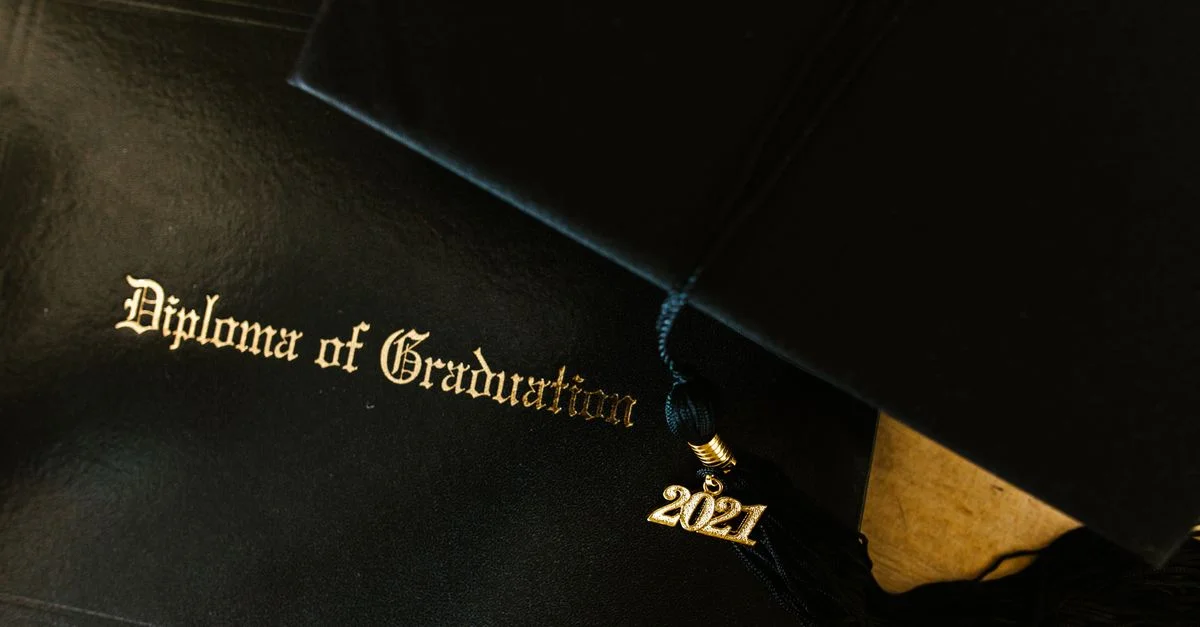 Gros plan sur un diplôme de graduation avec un mortier et un gland 2021, représentant la réussite académique.