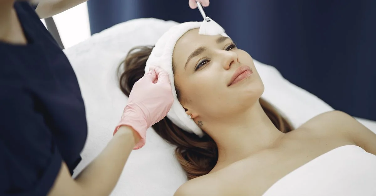 Une femme reçoit un soin du visage rajeunissant dans un spa, favorisant la relaxation et les soins de la peau.