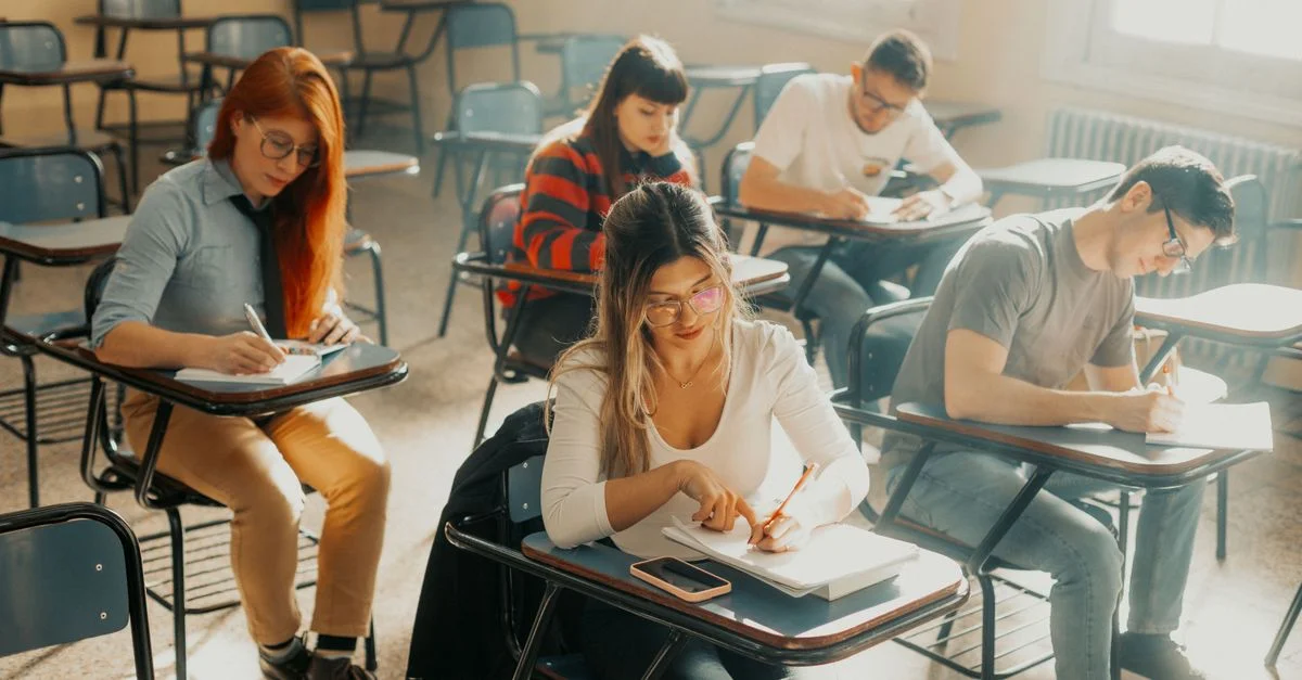 Un groupe d'étudiants se concentrait sur l'écriture pendant un cours dans une salle de classe de Buenos Aires.