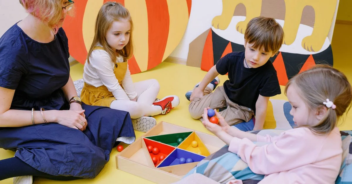 Des enfants jouant et apprenant avec un enseignant dans un cadre préscolaire vibrant.