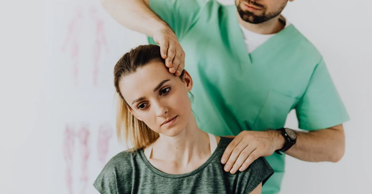 Un chiropracteur effectue des ajustements thérapeutiques du cou sur une patiente pour soulager la douleur.