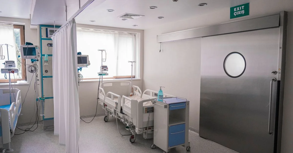 Chambre d'hôpital spacieuse à Bakou avec des lits et des équipements médicaux.