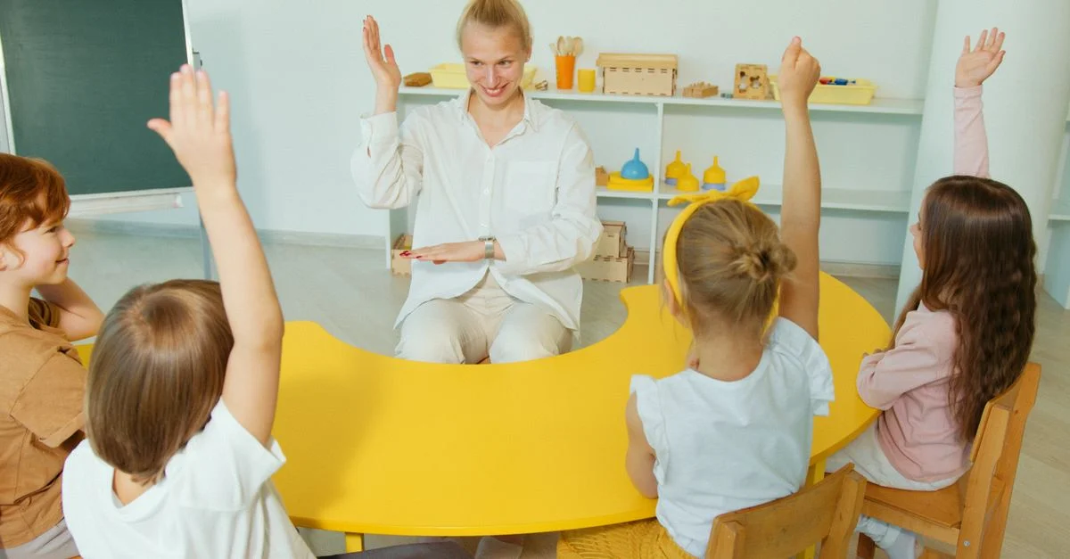 Une classe de préscolaire dynamique avec des enfants participant à une activité d'apprentissage dirigée par un enseignant joyeux.