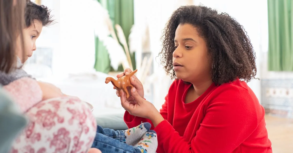 Une mère et son enfant profitant du temps de jeu avec des jouets dans un cadre de salon confortable.