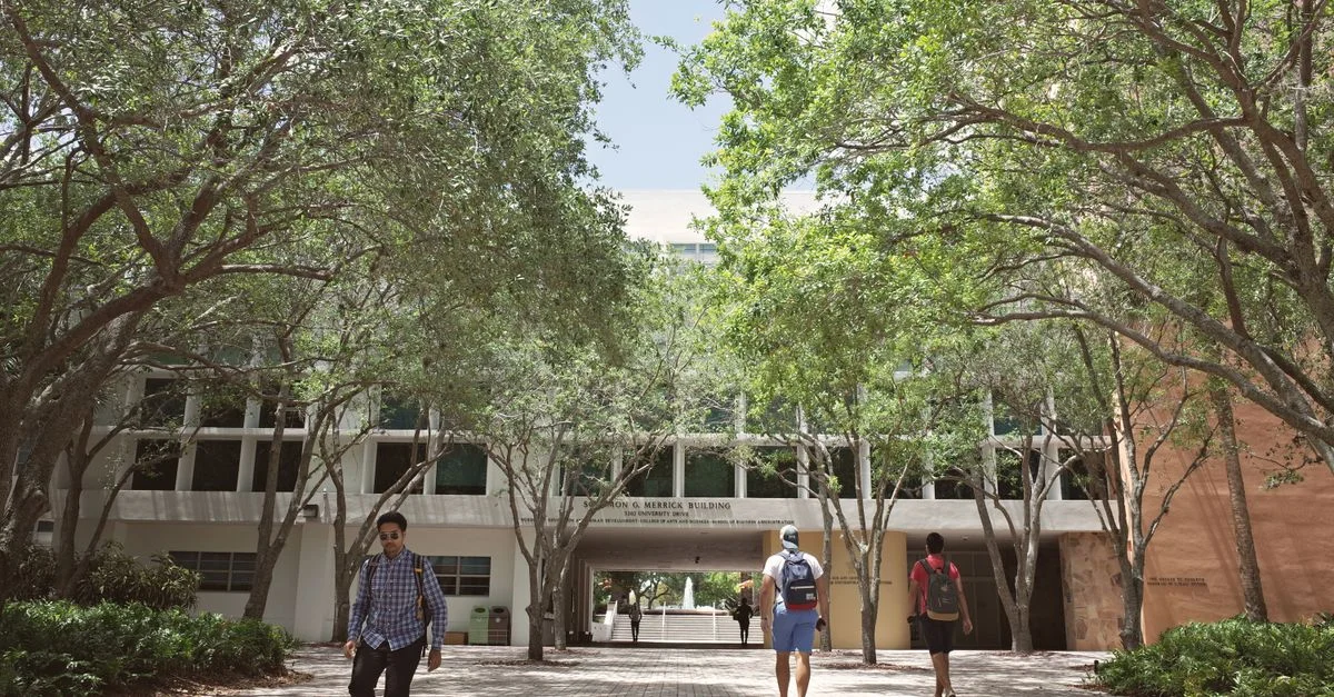 Des étudiants marchent sur un campus universitaire ensoleillé à Coral Gables, en Floride.