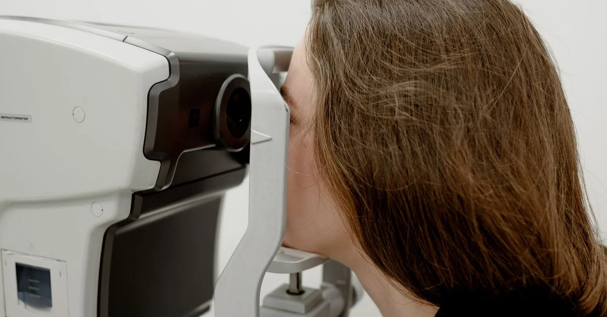 Une femme passe un examen de la vue à l'aide d'un équipement médical avancé dans une clinique.