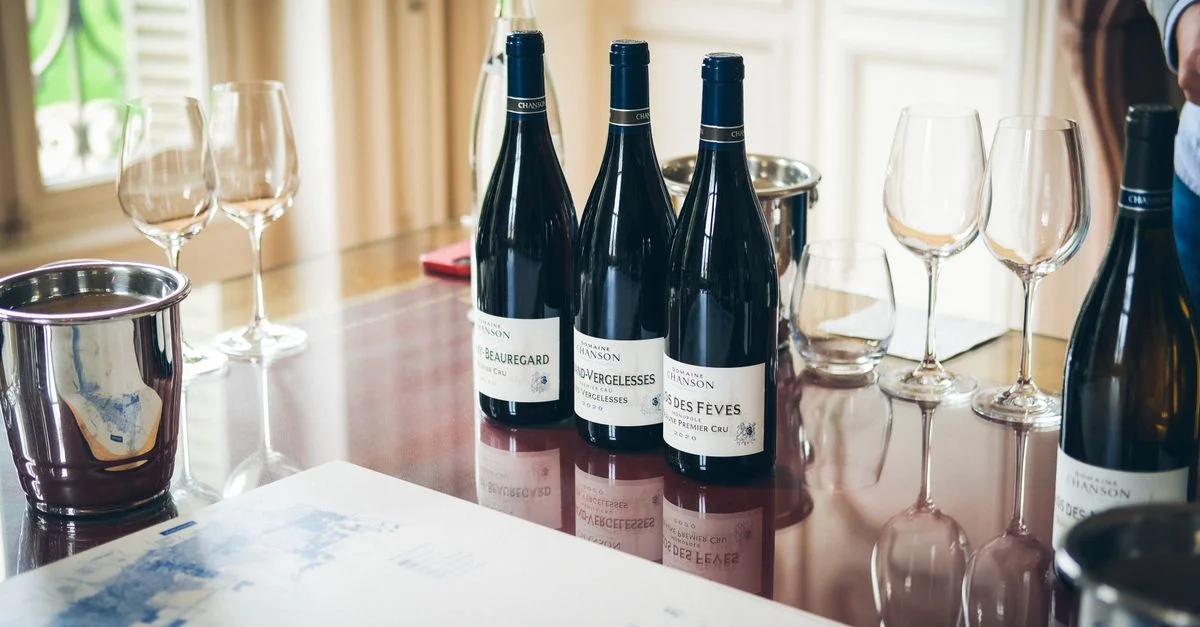 Configuration élégante de dégustation de vin avec bouteilles et verres à Beaune, France.