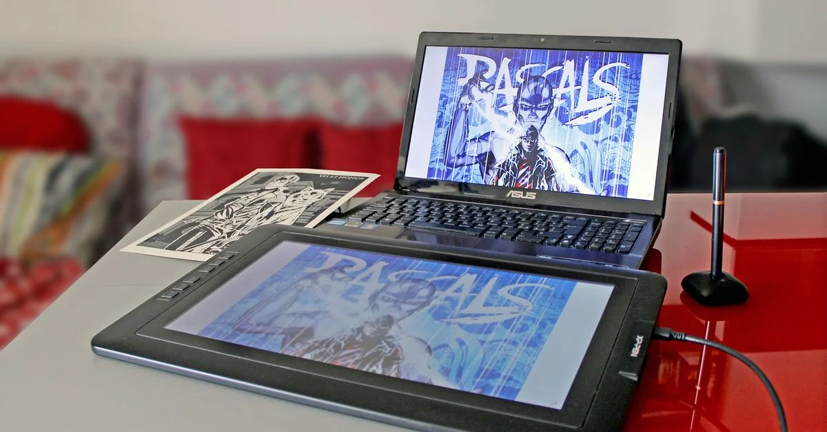 Configuration de dessin numérique avec un ordinateur portable et une tablette pour la création d'art moderne.