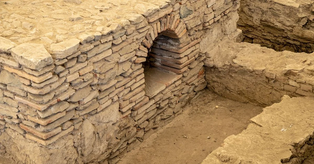 Vue détaillée des ruines de maçonnerie anciennes sur un site de fouilles archéologiques.