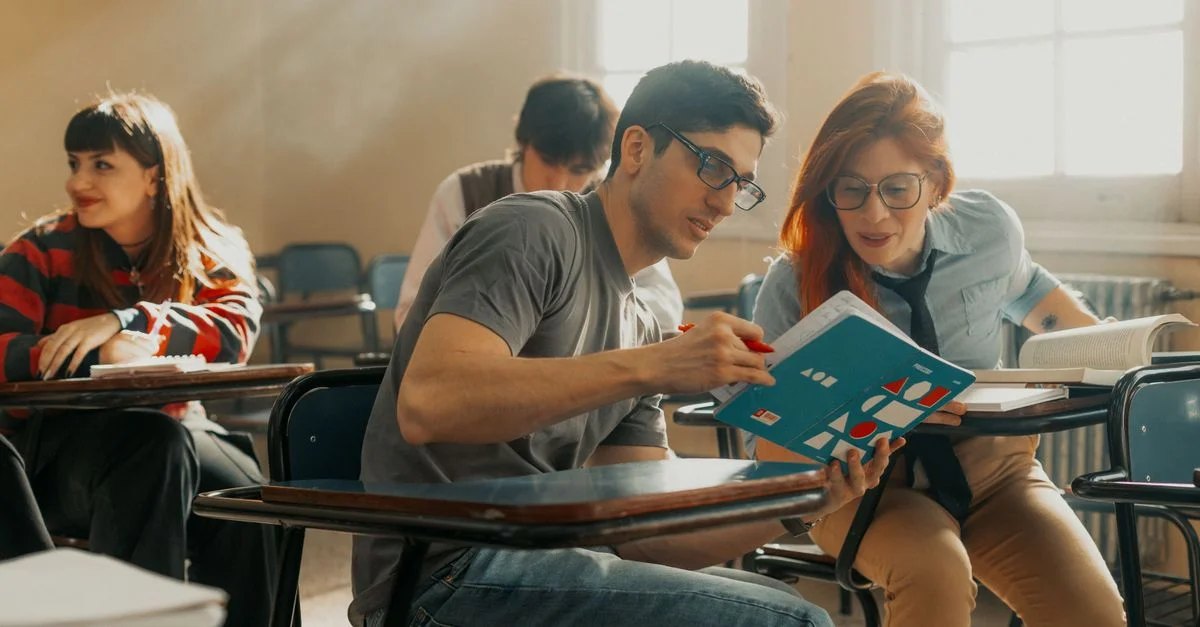 Dans une salle de classe de Buenos Aires, des étudiants collaborent, participant à des études et à des discussions.