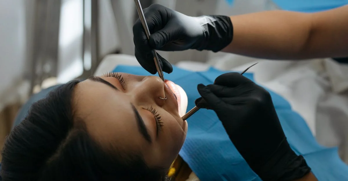 Gros plan d'un examen dentaire mettant en avant les soins professionnels et la santé dentaire.
