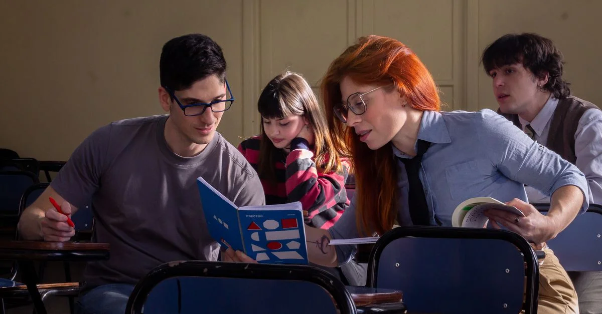 Un groupe d'étudiants étudiant ensemble dans une salle de classe, illustrant l'apprentissage collaboratif.