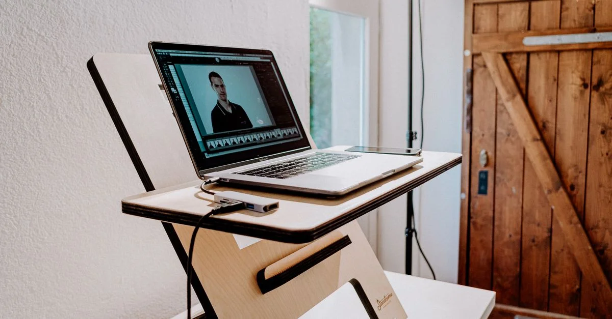 Un espace de travail moderne avec un ordinateur portable sur un bureau en bois élégant, parfait pour la maison ou le bureau.